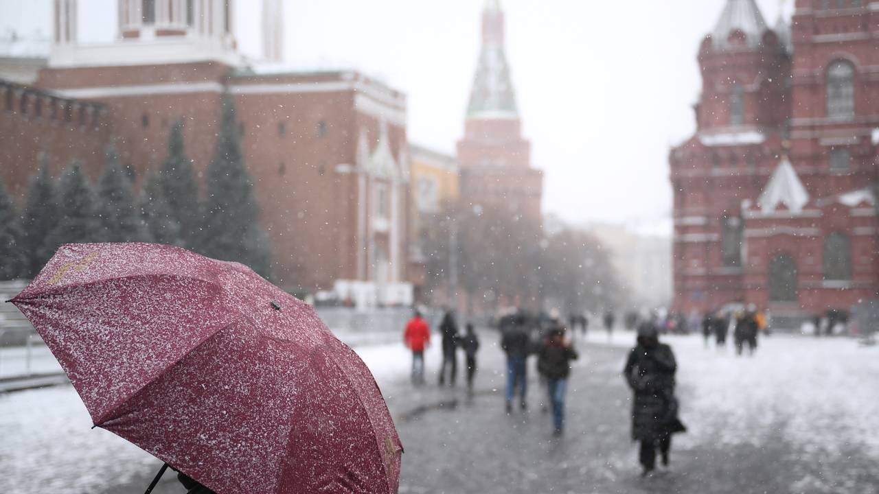 Москву заметет мокрым снегом
