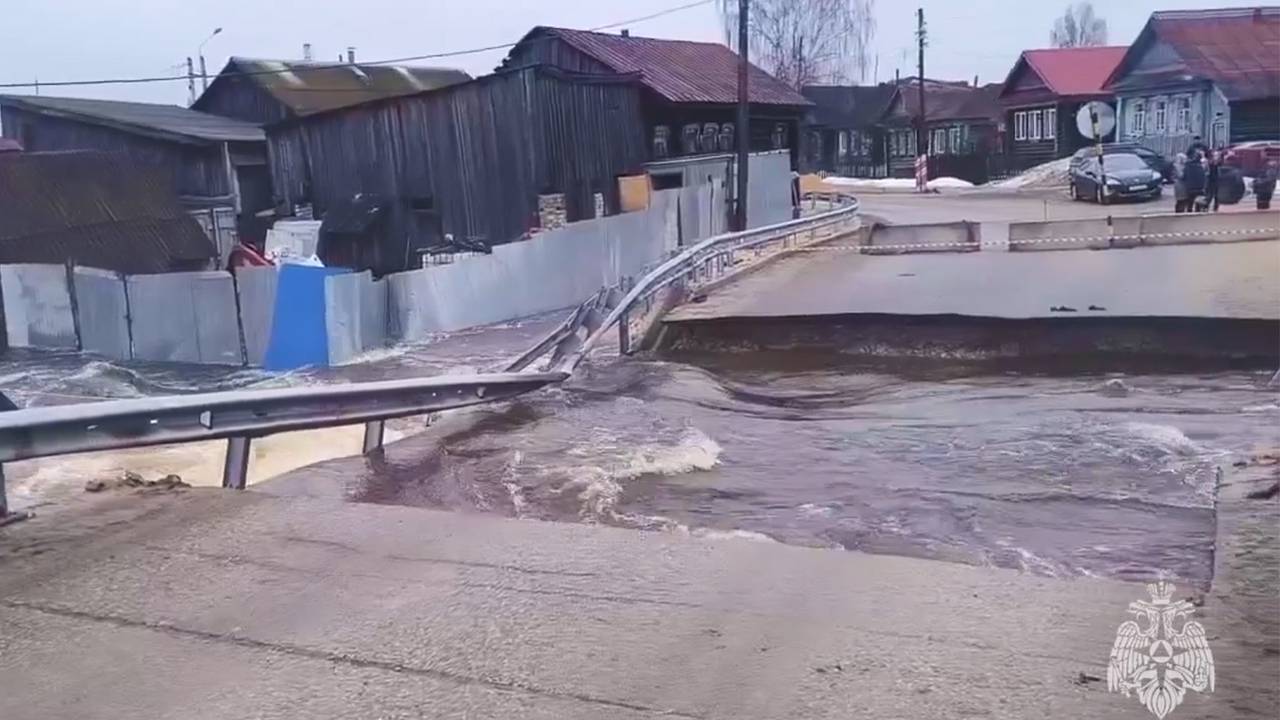 В российском регионе паводками снесло мост