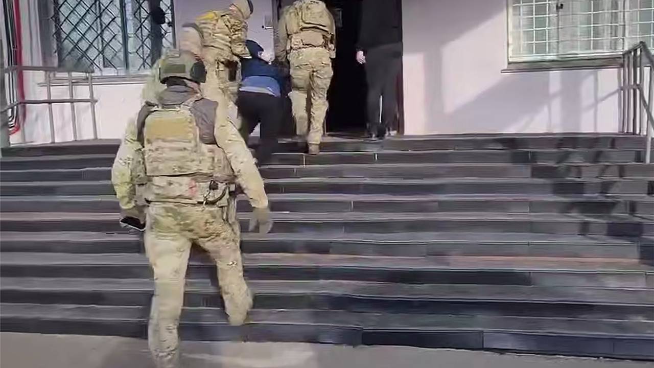 Российские полицейские задержали поджигателя машины и нашли у него дома нарколабораторию Российские полицейские задержали поджигателя машины и нашли у него дома нарколабораторию