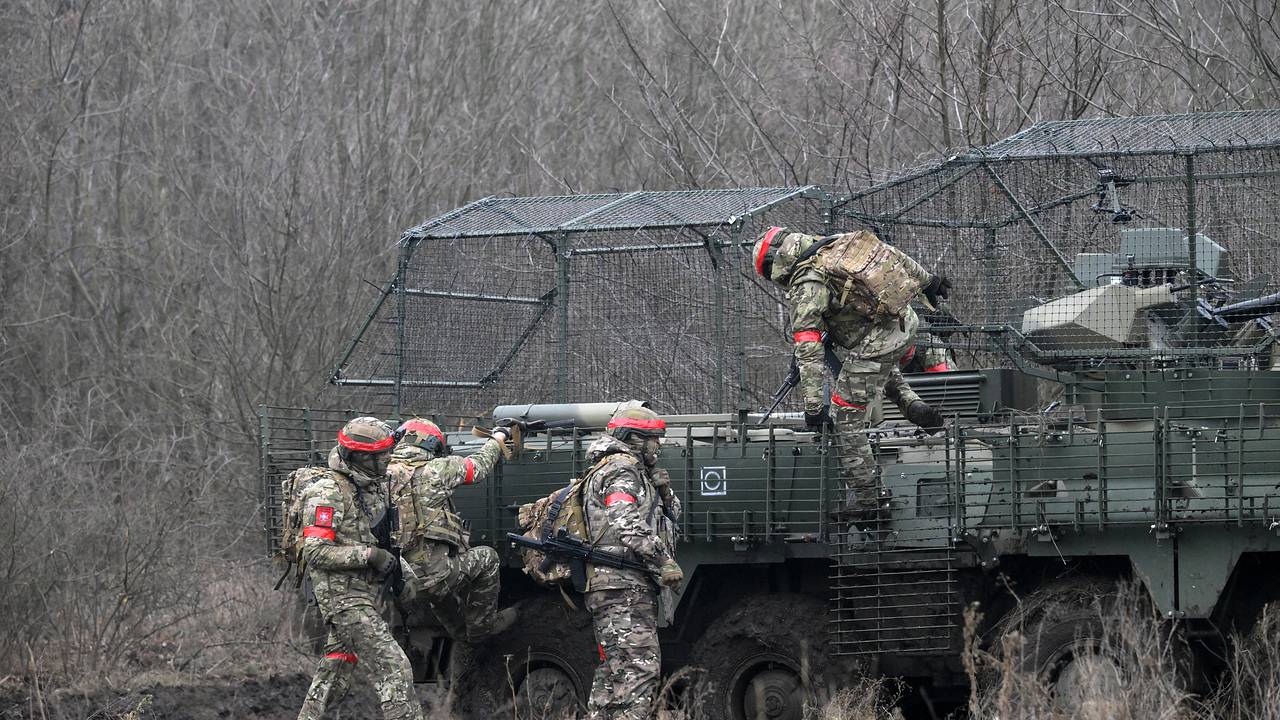 Российские бойцы прикрыли БТР-82А «кустами» и «Контактом»