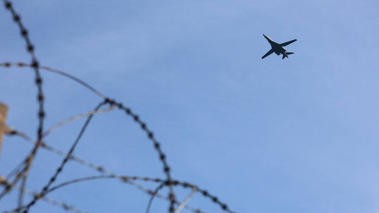 США сбросили 100 мощных бомб при спасении летчика в Иране