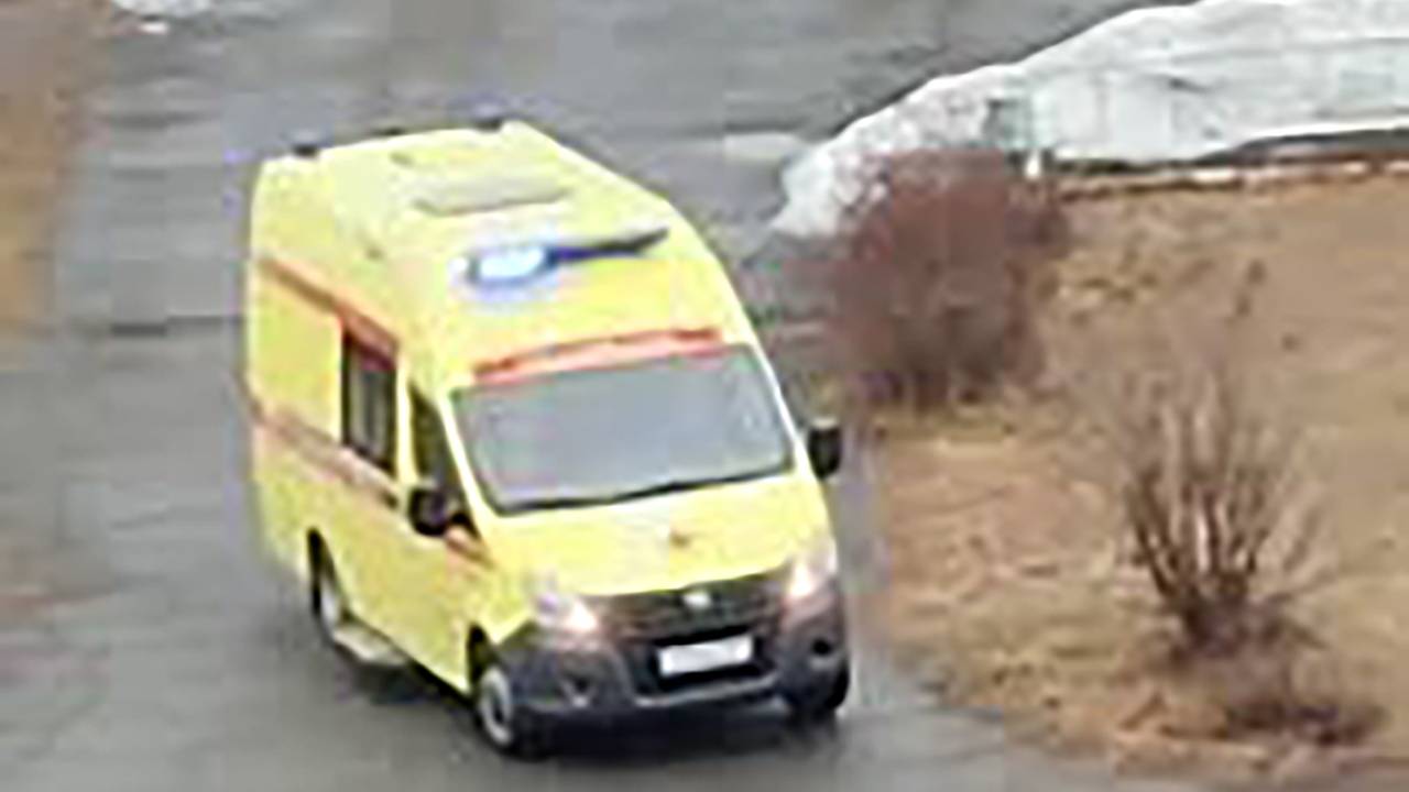 Первые минуты после нападения российского школьника на учительницу попали на видео