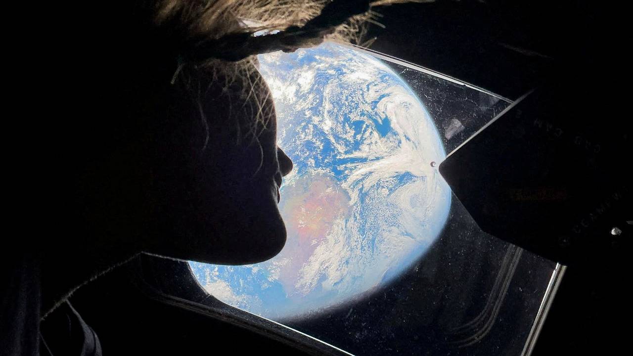 CША побили рекорд по дальности полета в космосе. Астронавты корабля Orion публикуют уникальные снимки Луны и возвращаются на Землю