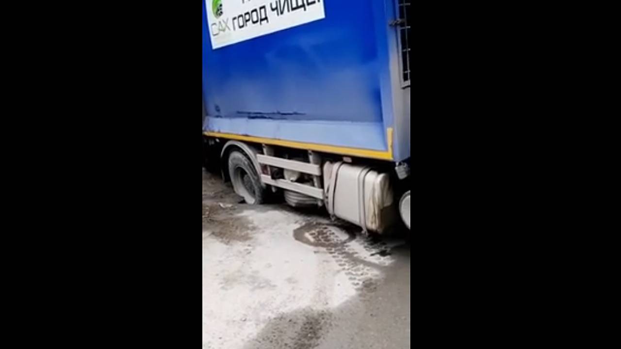 Мусоровоз провалился в асфальт в российском городе и попал на видео Мусоровоз провалился в асфальт в российском городе и попал на видео