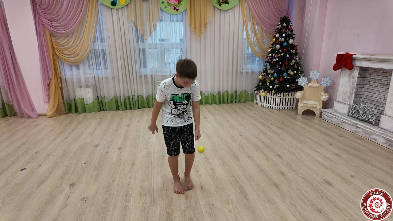 9-летний сочинец побил мировой рекорд по набиванию теннисного мяча 9-летний сочинец побил мировой рекорд по набиванию теннисного мяча