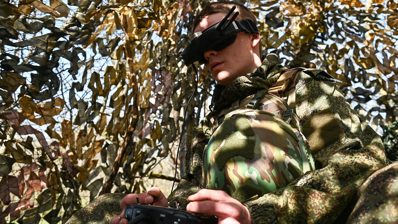 В зоне СВО заметили необычный FPV-квадрокоптер с крылом