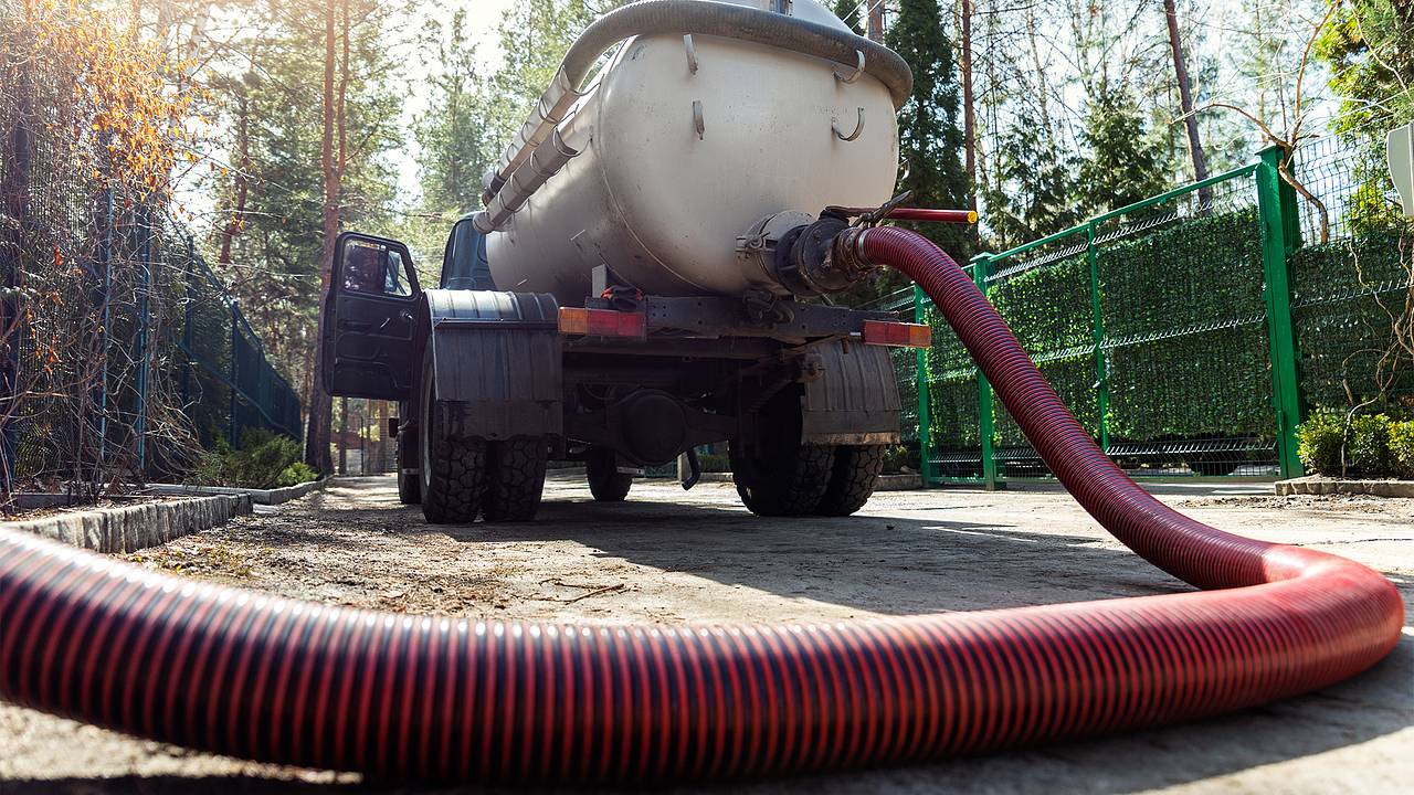 Жених приехал на свадьбу на цистерне с нечистотами