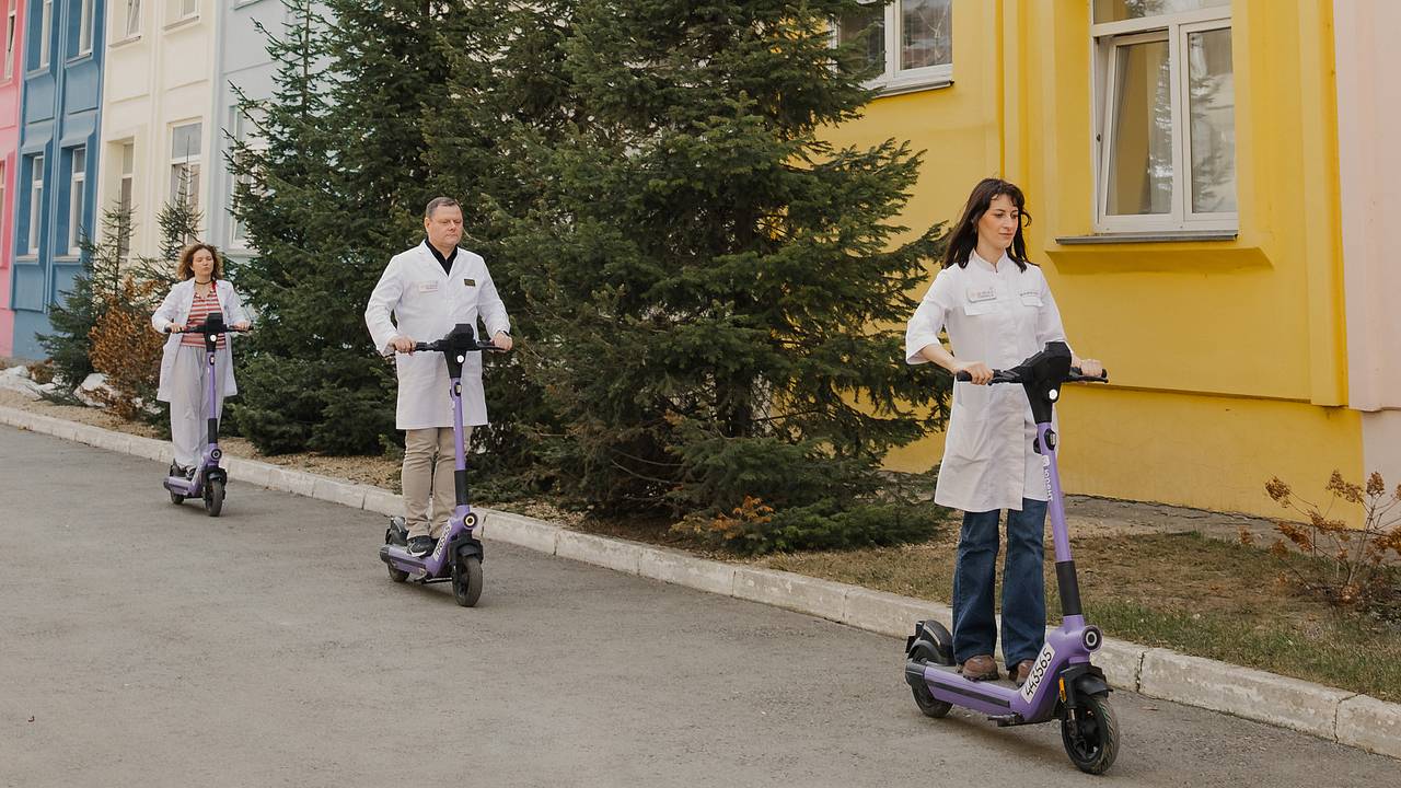В российском городе педиатры стали добираться до пациентов на электросамокатах