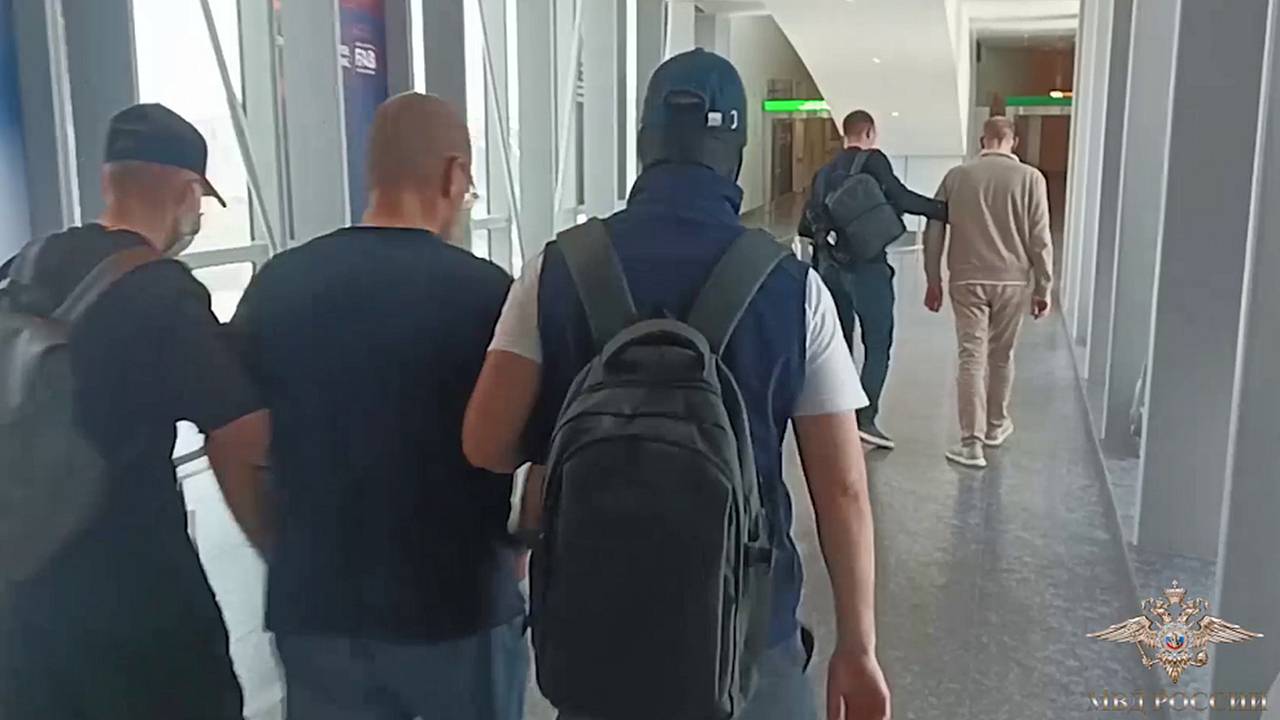 Сбежавших с миллионами рублей в ОАЭ мошенников вернули в Россию