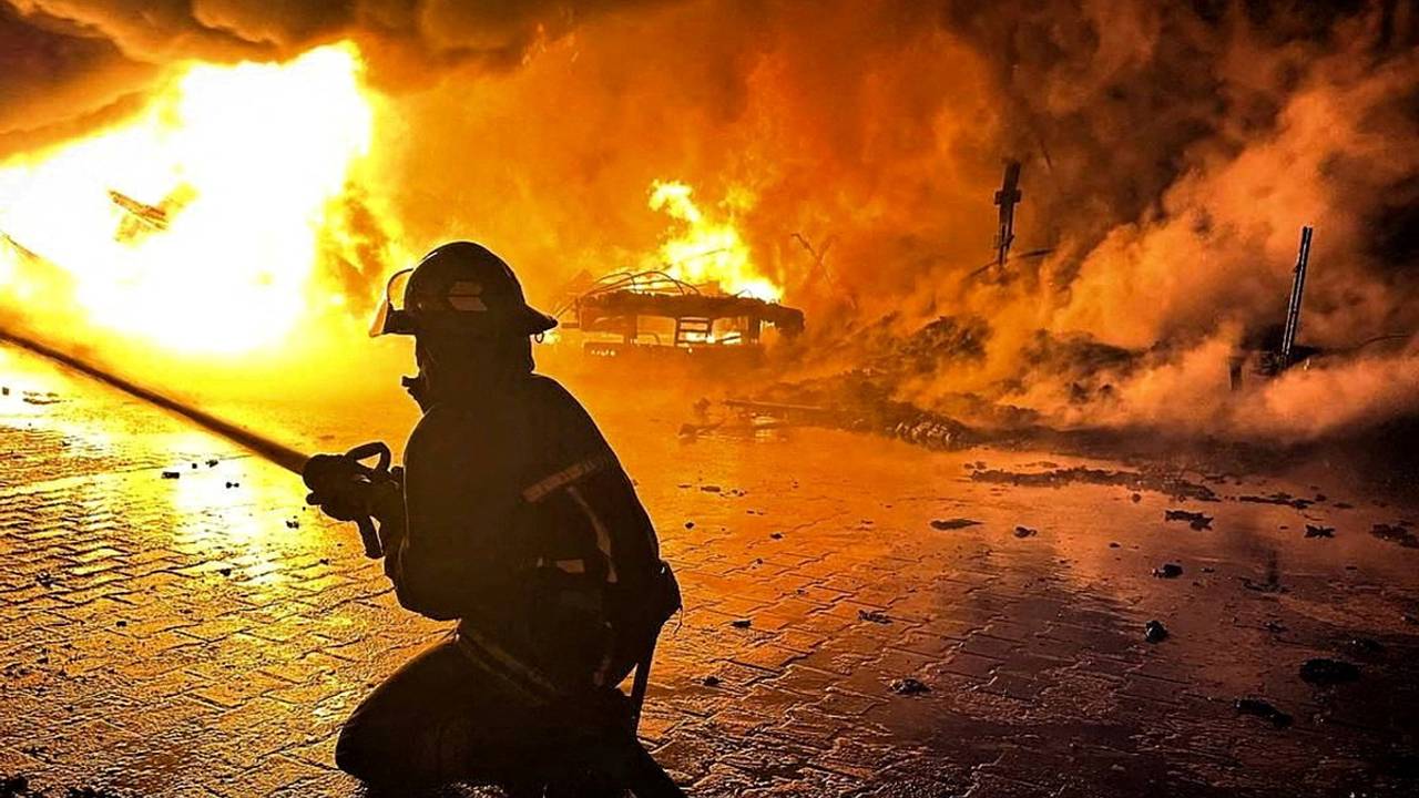 В порту под Одессой начался масштабный пожар после ночной атаки В порту под Одессой начался масштабный пожар после ночной атаки