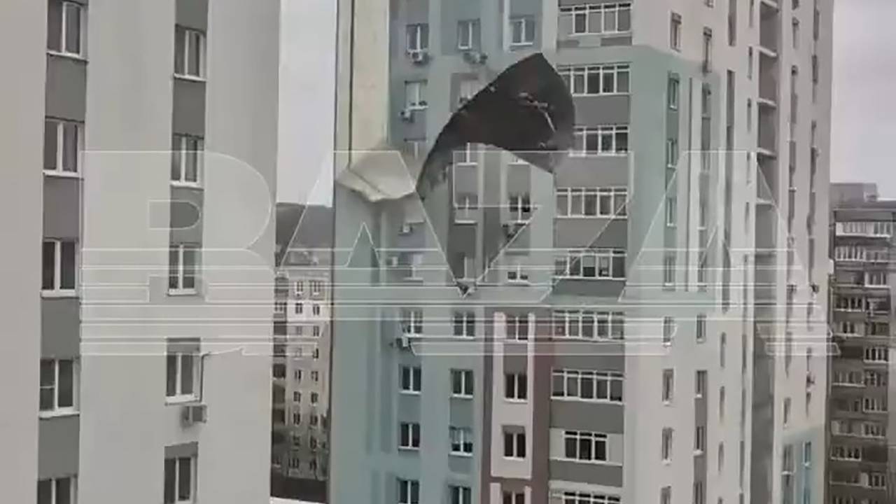 Часть новостройки рухнула на магазин и машины в российском городе