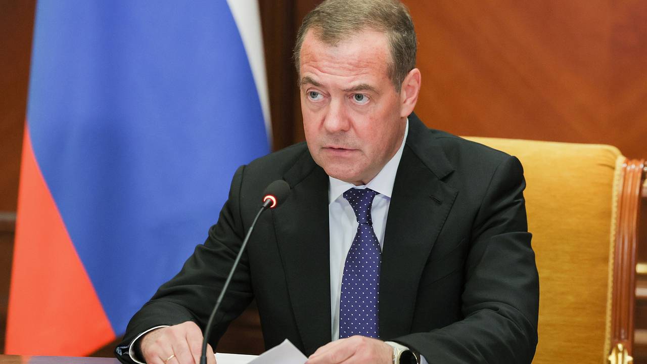 Медведев раскрыл подробности о содержании новых учебников по обществознанию