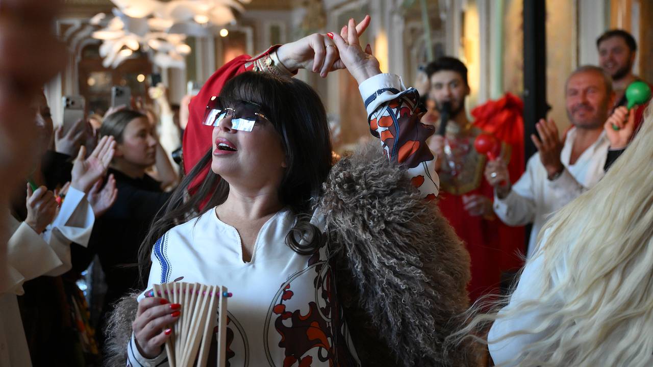 Королеву раскритиковали за похудение на уколах словами «жрать надо меньше»