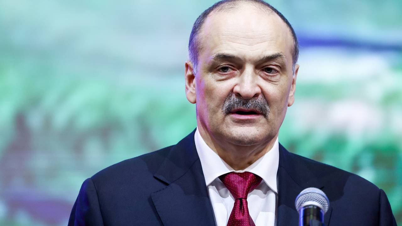 Глава Дагестана процитировал советский фильм и предложил «выйти один на один» Глава Дагестана процитировал советский фильм и предложил «выйти один на один»