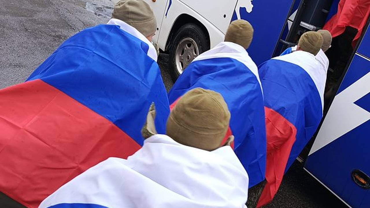 Автобус с вернувшимися из украинского плена россиянами прибыл в Курск