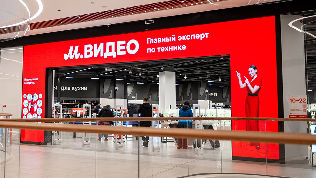 Российские компании добавили символ улыбки к своим логотипам для помощи детям