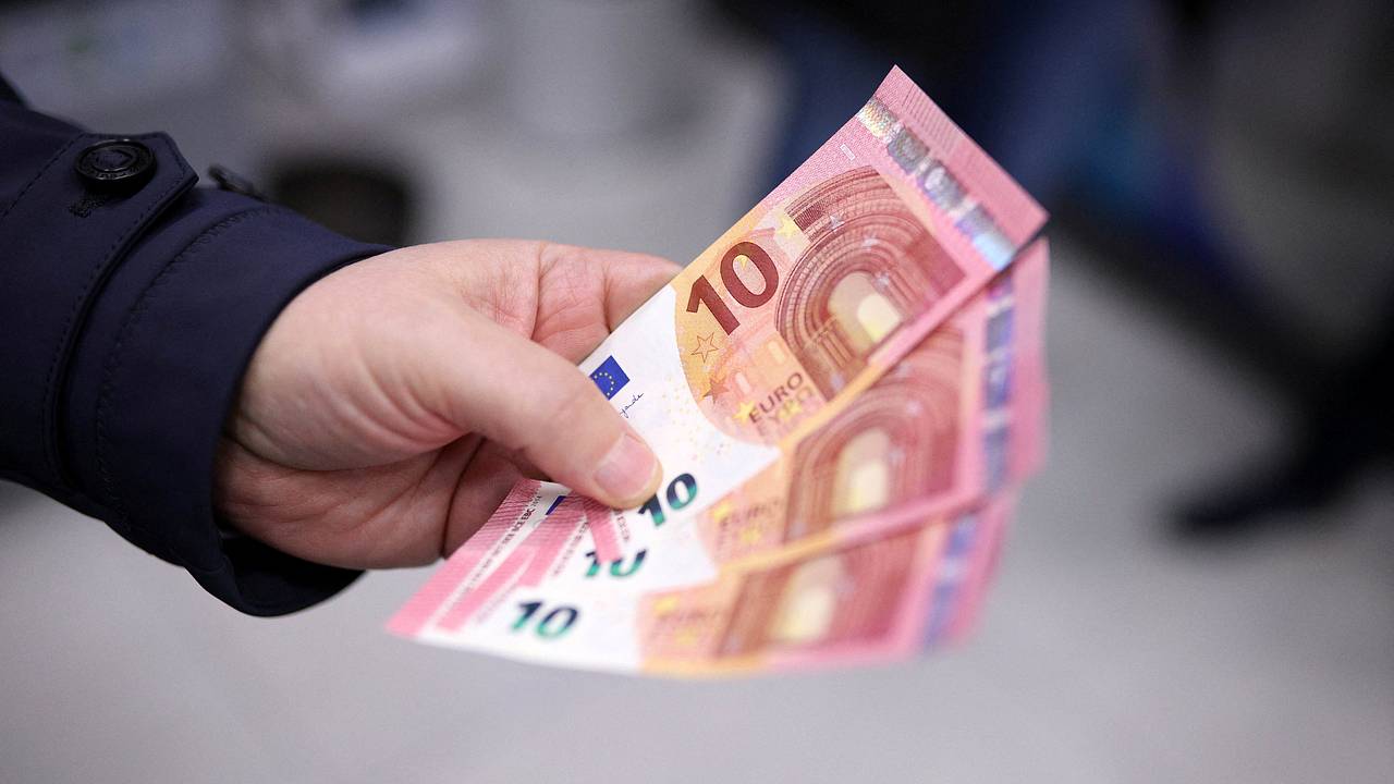 Курс евро в России упал до минимума