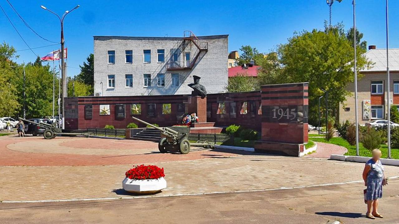 Жители российского города пожаловались на разваливающийся памятник воинам ВОВ