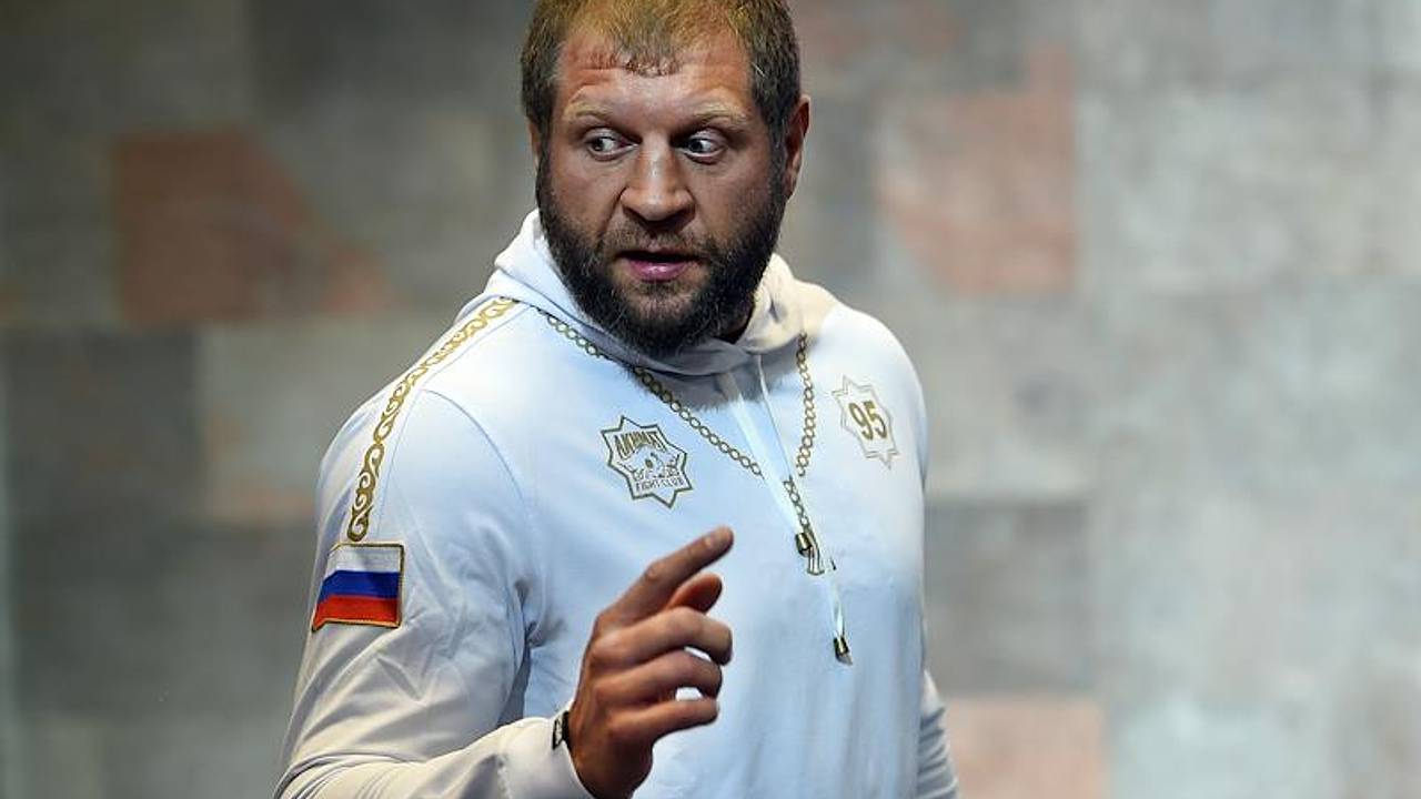 Емельяненко сравнил себя с потрепанными носками