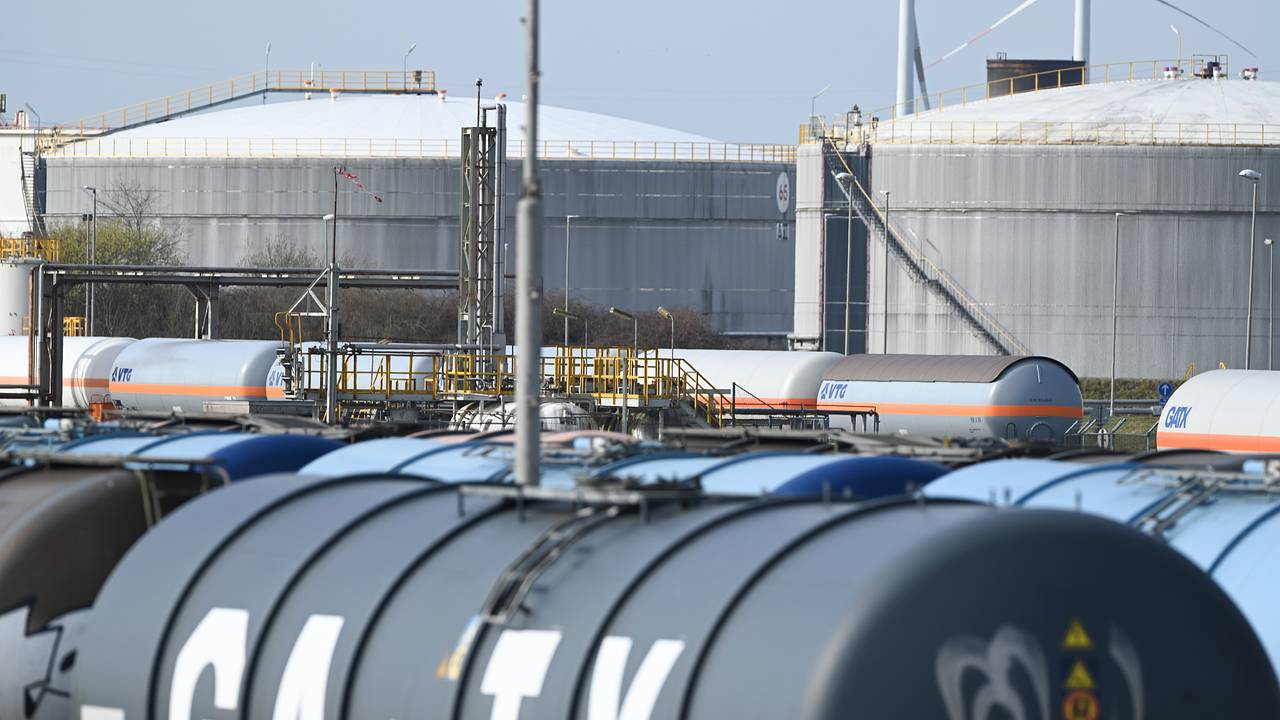 Нефтяному рынку предсказали тяжелый апрель Нефтяному рынку предсказали тяжелый апрель
