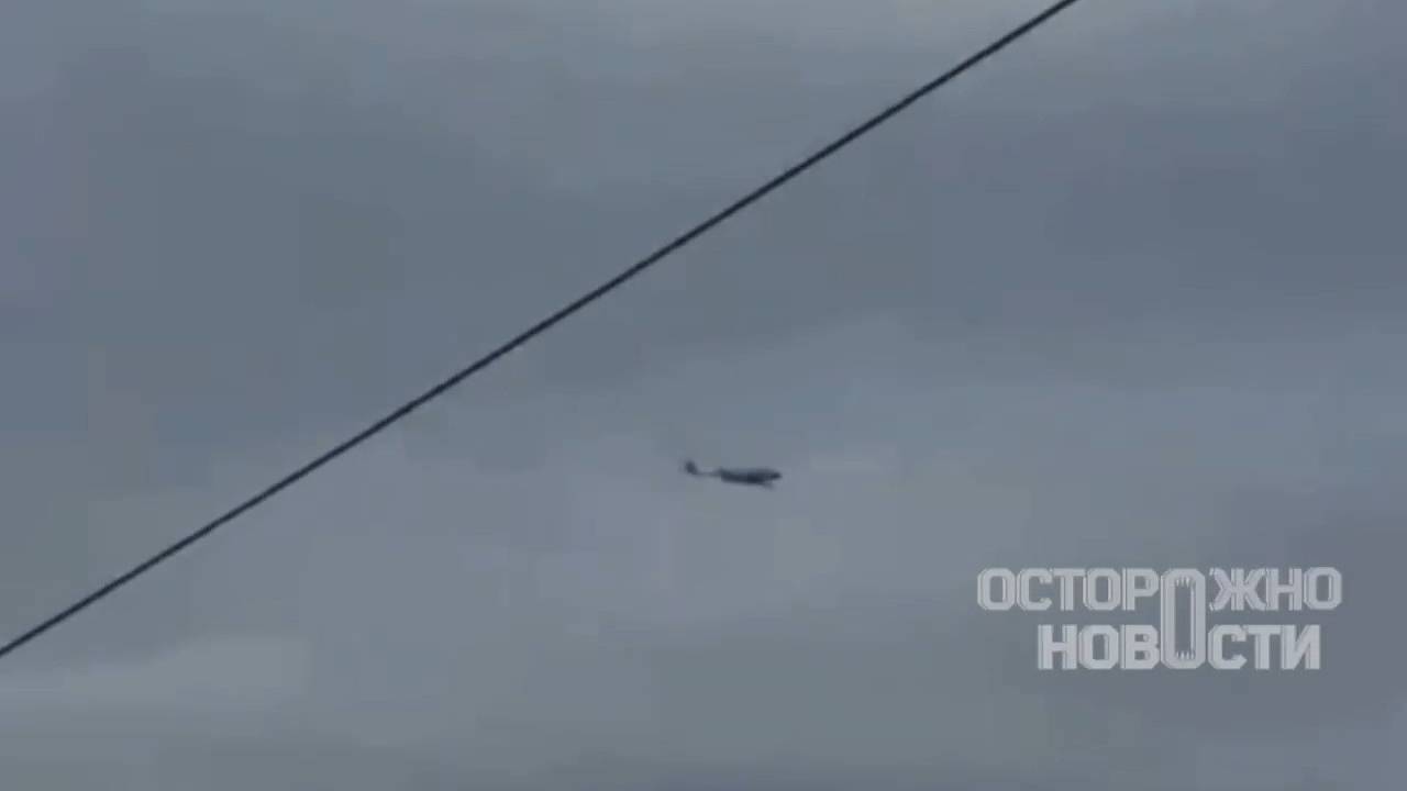 Пролет атаковавшего промзону в российском городе дрона сняли на видео