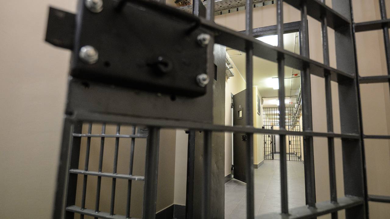 Двое россиян получили по 13 лет колонии за надписи на зданиях