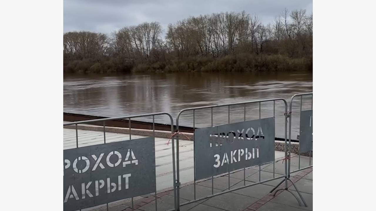 Река поднялась и затопила набережную в российском городе