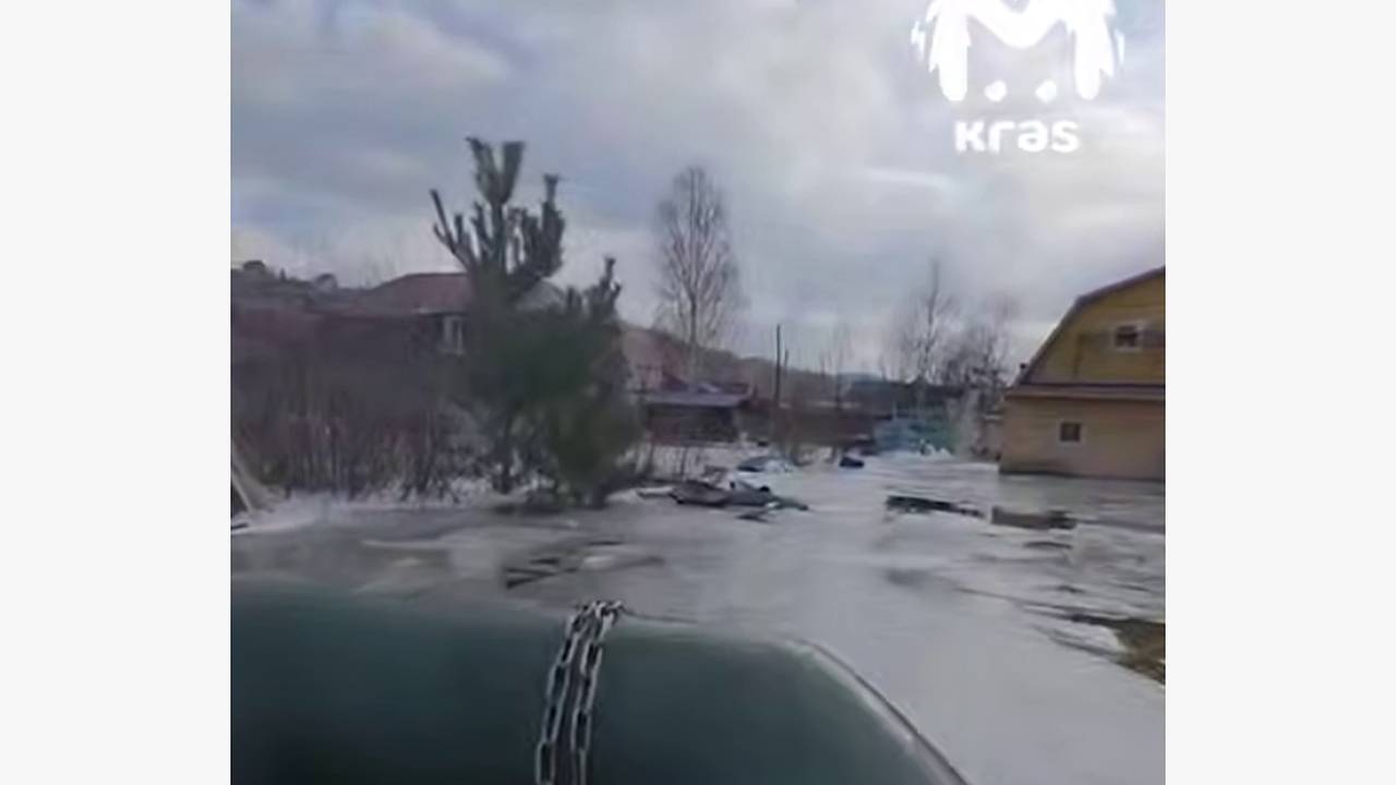 В затопленном российском поселке надувные лодки превратили в ледоколы