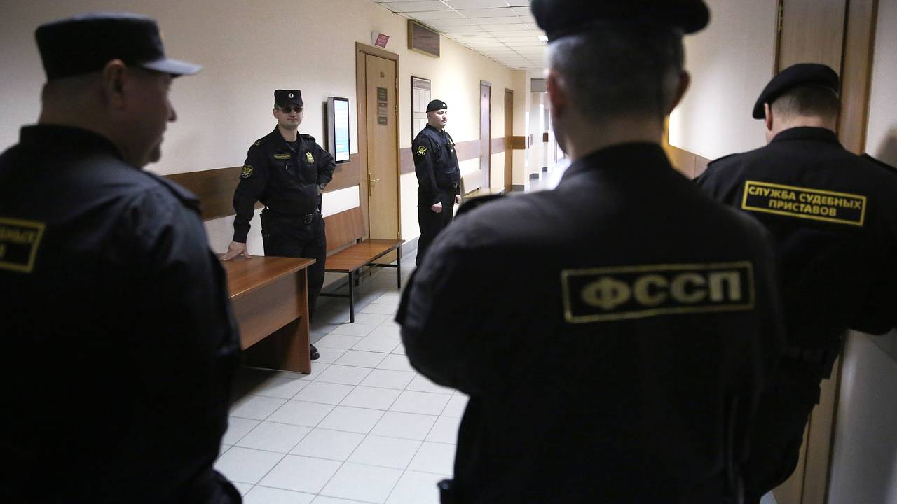 Россиянин отказался ехать в отдел и вылил на полицейских горящую жидкость