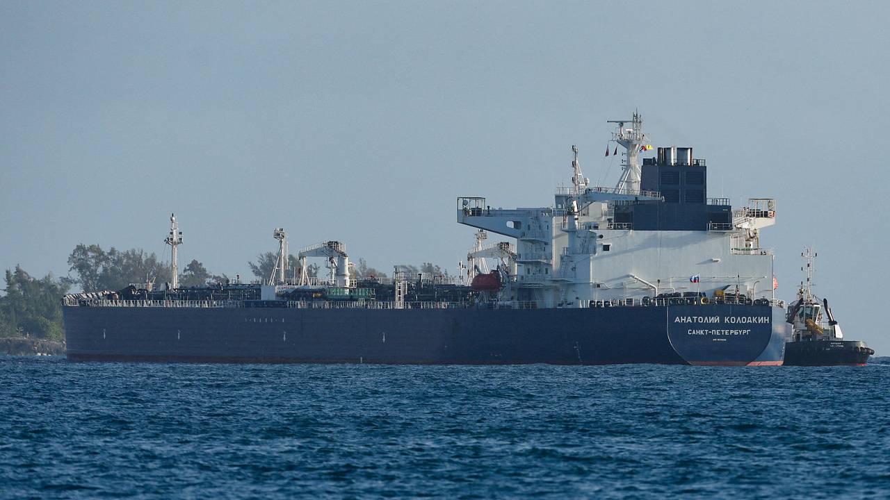 США снова ослабили санкции по сделкам с российской нефтью. Меры ввели еще на месяц США снова ослабили санкции по сделкам с российской нефтью. Меры ввели еще на месяц