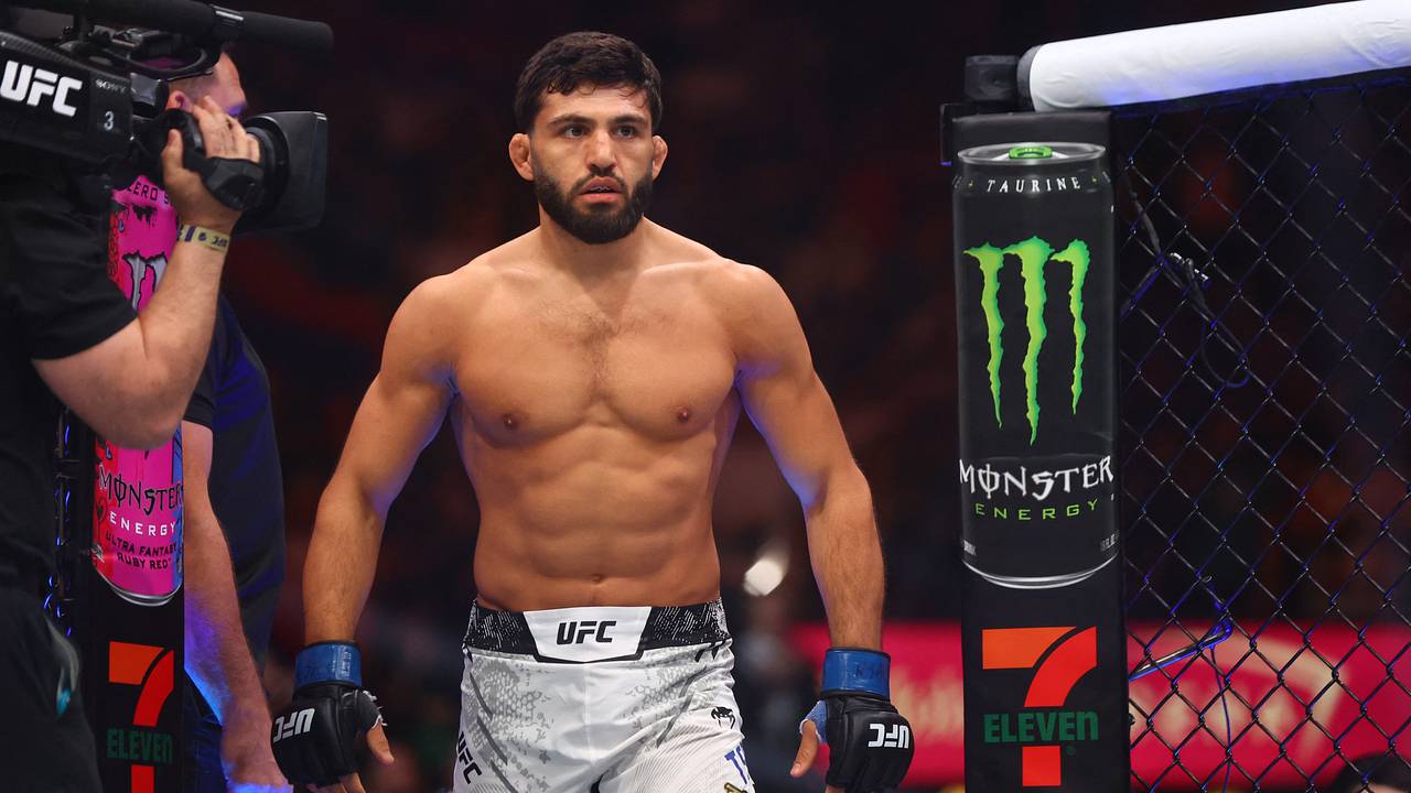 Российский боец UFC объяснил снятие с рейса американской авиакомпанией