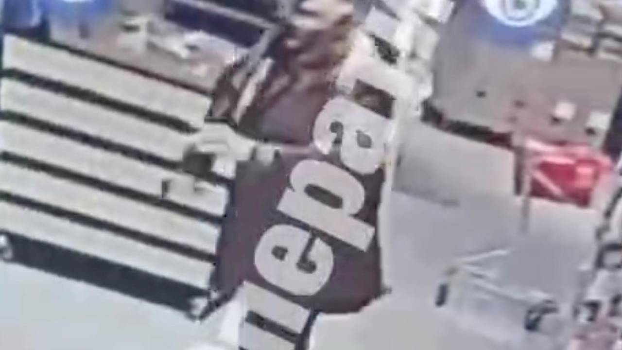 В сети появилось видео из супермаркета Киева с забаррикадировавшимся в нем стрелком
