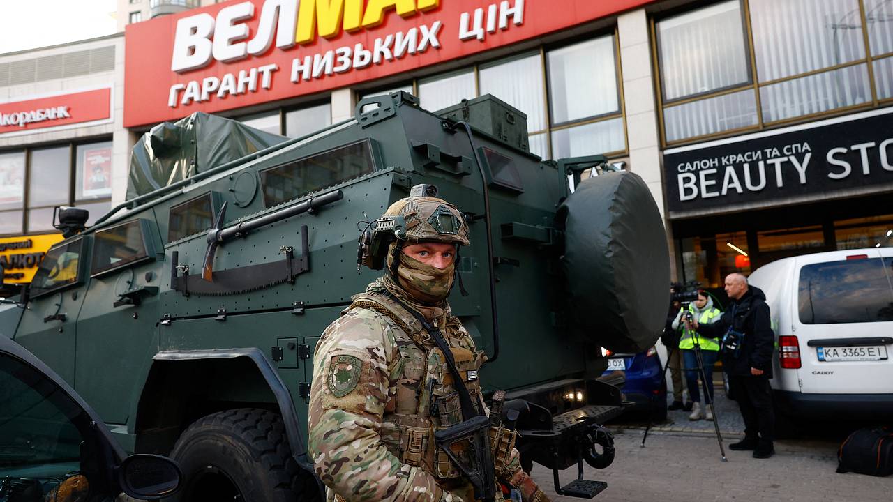 «Расстреливал в упор». В Киеве бывший военный ВСУ открыл огонь по прохожим, ворвался в супермаркет и взял заложников