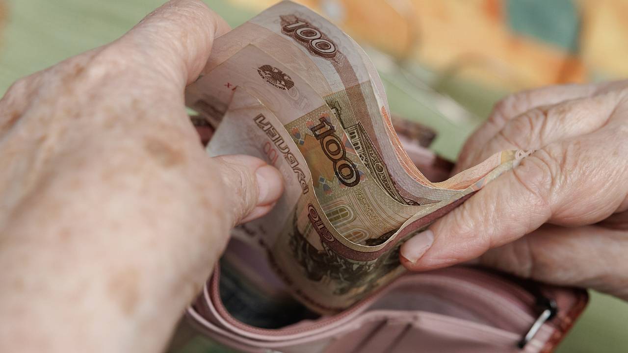 Россияне начали возвращаться к наличным деньгам