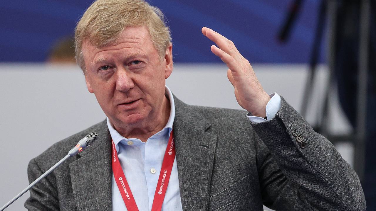 Омич показал Чубайса в нацистской форме и был наказан