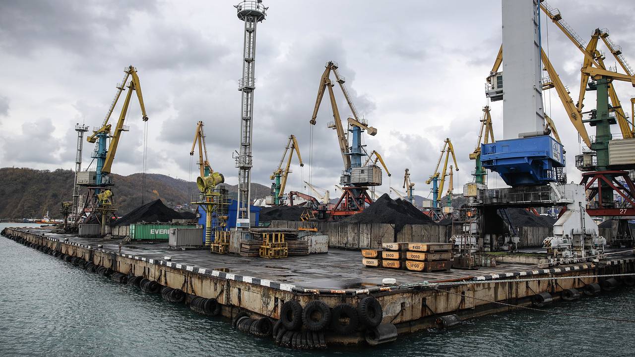 Нефтепродукты попали в реку из-за пожара на морском терминале в Туапсе