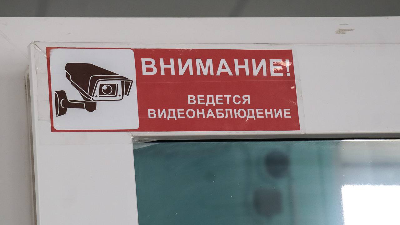 На вход в российскую школу образовалась длинная очередь из-за одного обстоятельства