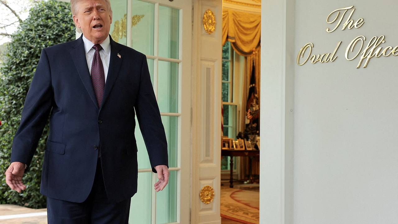Сенат США принял решение о полномочиях Трампа бить по Ирану
