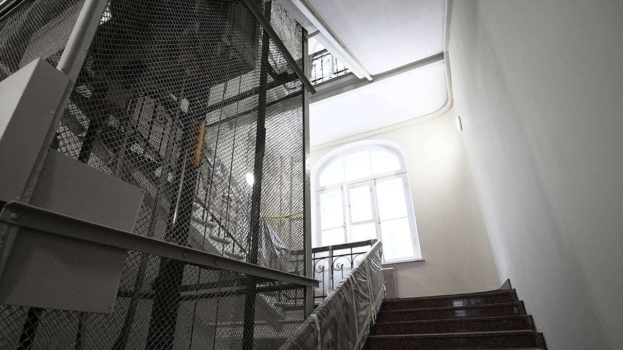 Россиян предупредили о штрафах за провоз в лифте некоторых грузов