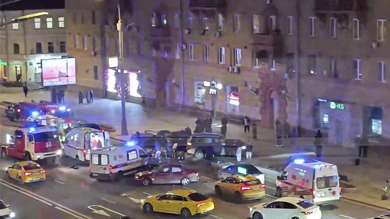 Момент смертельного ДТП с пятью автомобилями в центре Москвы попал на видео