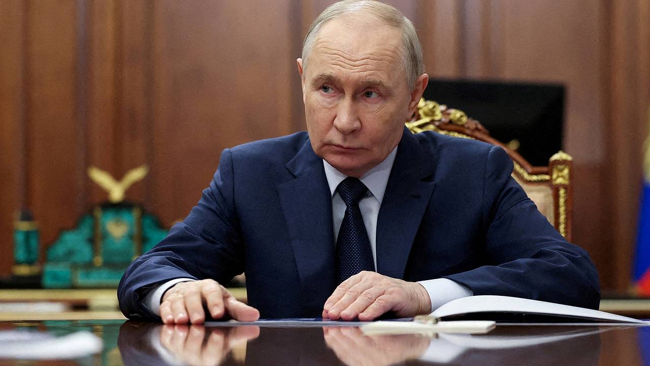 Путин поинтересовался о состоянии здоровья пострадавшего из-за атаки БПЛА чиновника