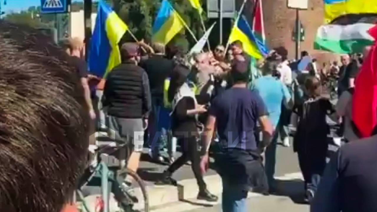 На митинге в Италии произошла стычка из-за флагов Украины
