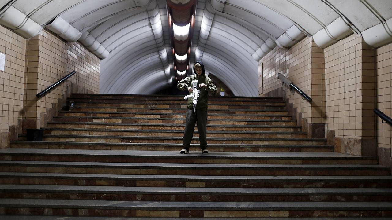 В метро Харькова украинец открыл огонь из травматического оружия по людям В метро Харькова украинец открыл огонь из травматического оружия по людям