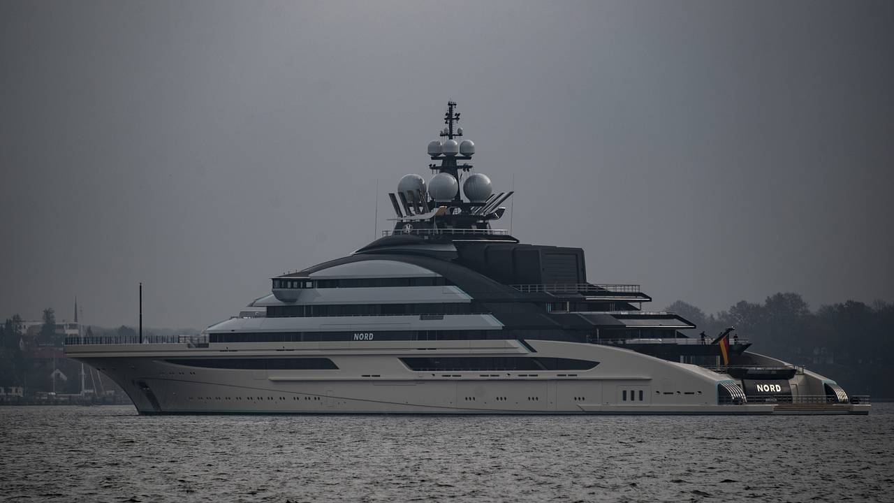Яхта российского миллиардера прошла через заблокированный Ормузский пролив