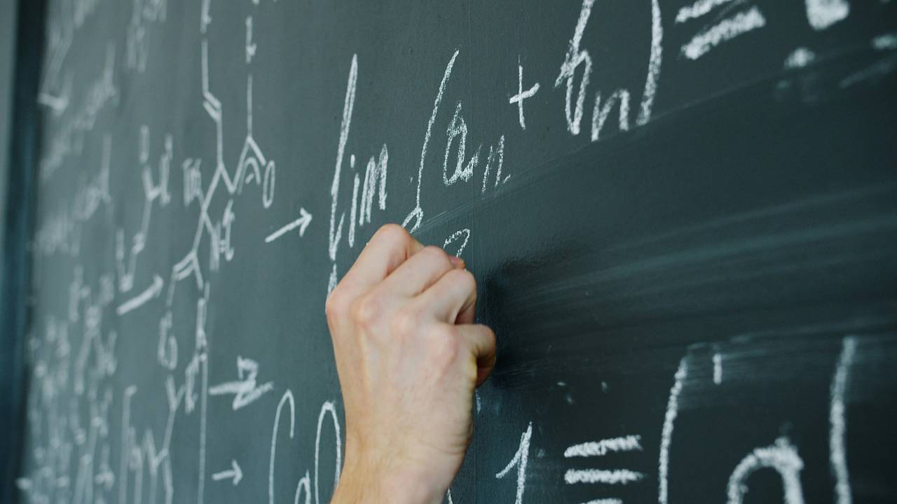 Проваливший экзамен школьник похитил и изнасиловал отличницу