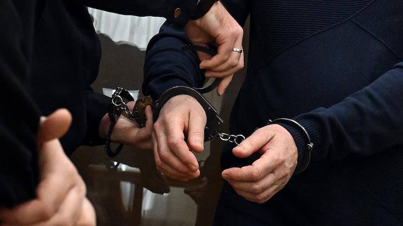 Россиянин сбежал из-под конвоя в здании суда