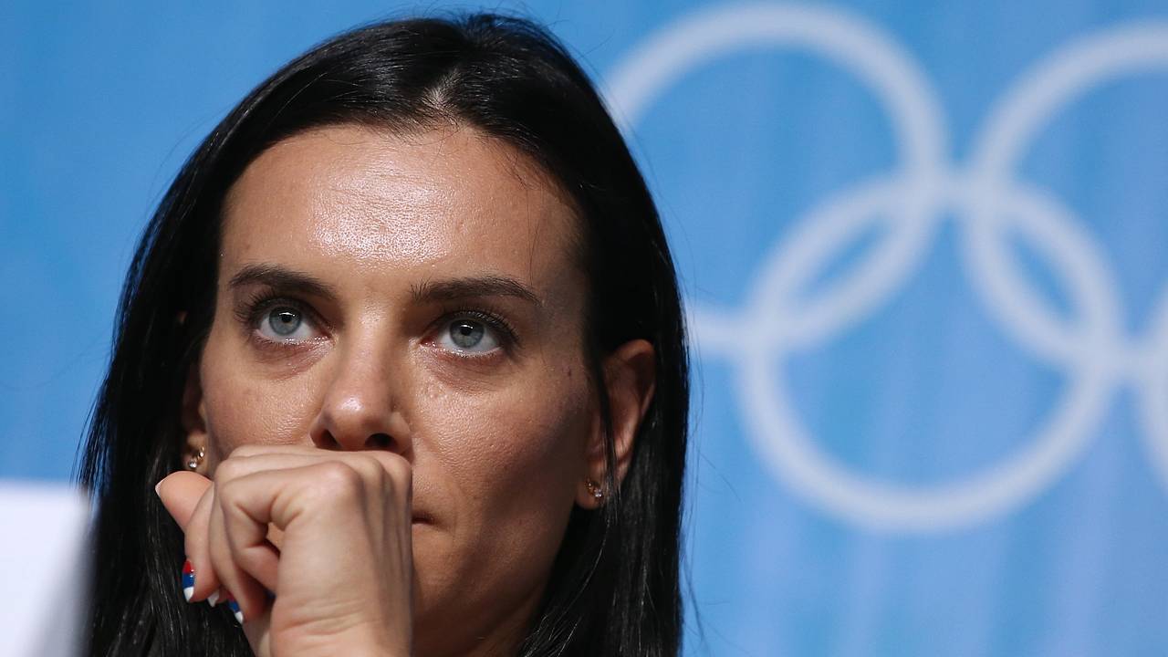 Уехавшую из России Исинбаеву предупредили о возможной заморозке счетов