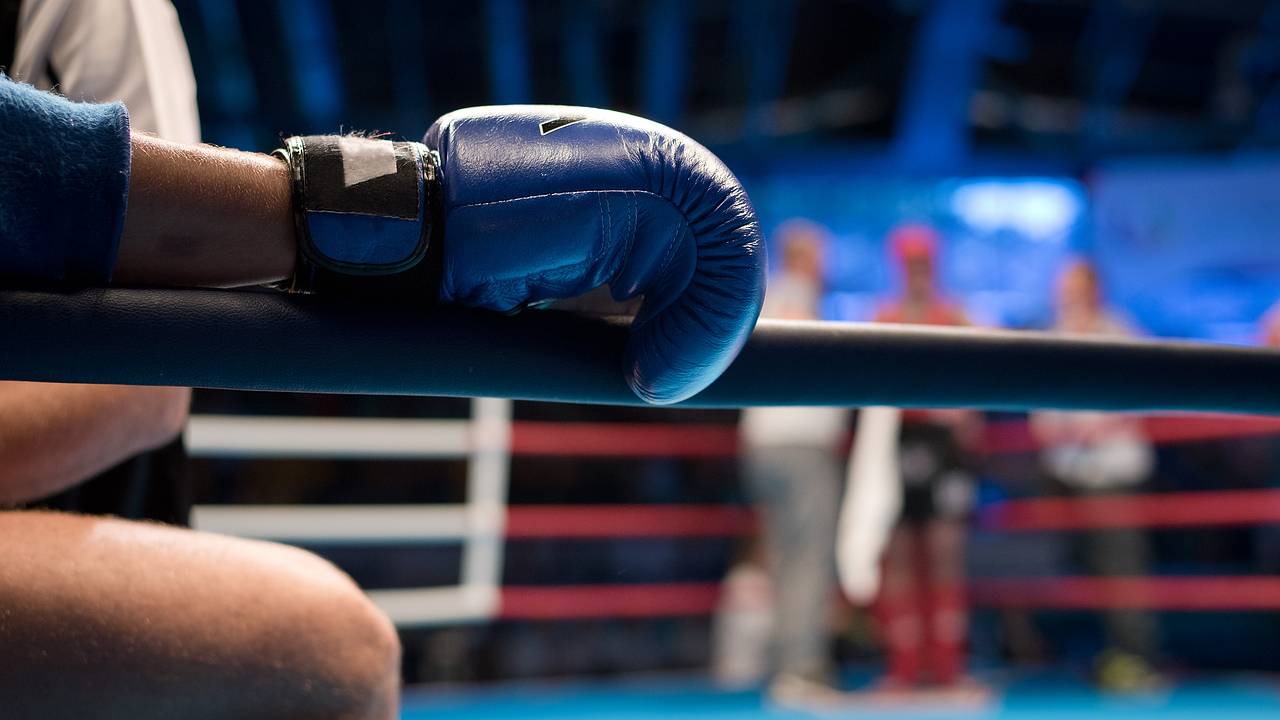 Российского боксера признали чемпионом мира после скандального боя с турком