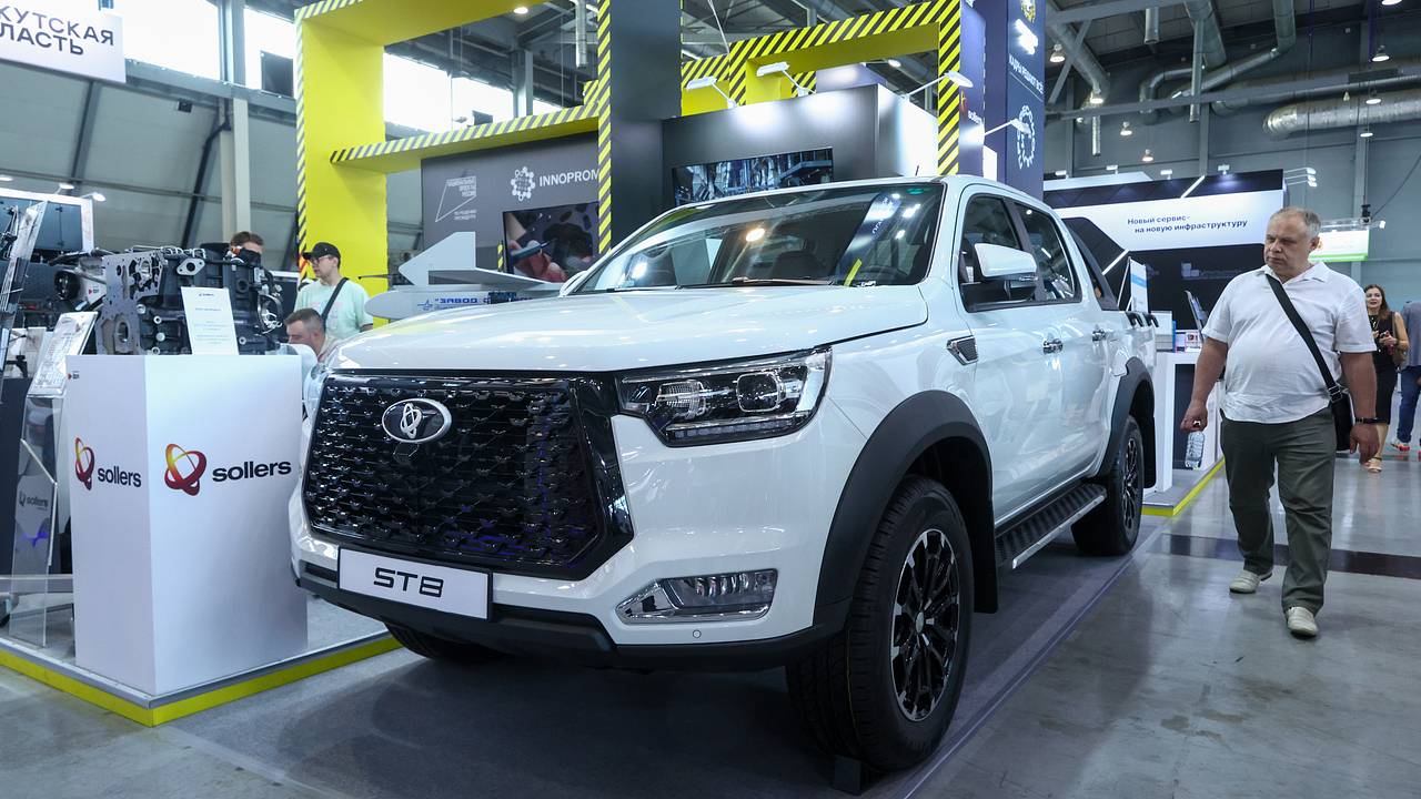 Продажи автомобилей российской марки резко упали