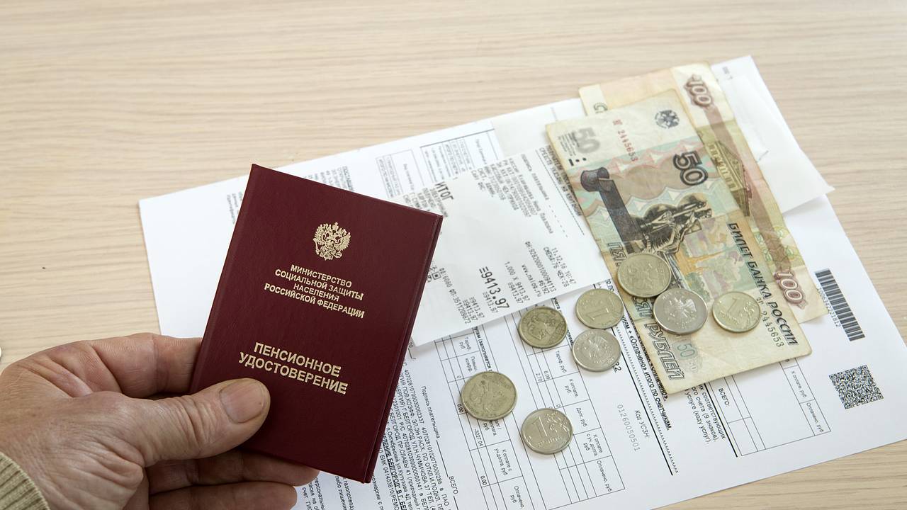 Назван средний размер пенсии работающих россиян Назван средний размер пенсии работающих россиян
